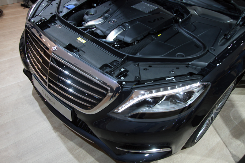 Illustration for article titled The Mercedes S-Class Has The Best Fold-Out Table Ever